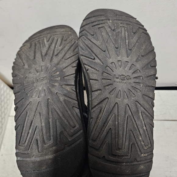 UGG Classic II Tall Boot kids (6-10yrs) size 4 black - Picture 10 of 15